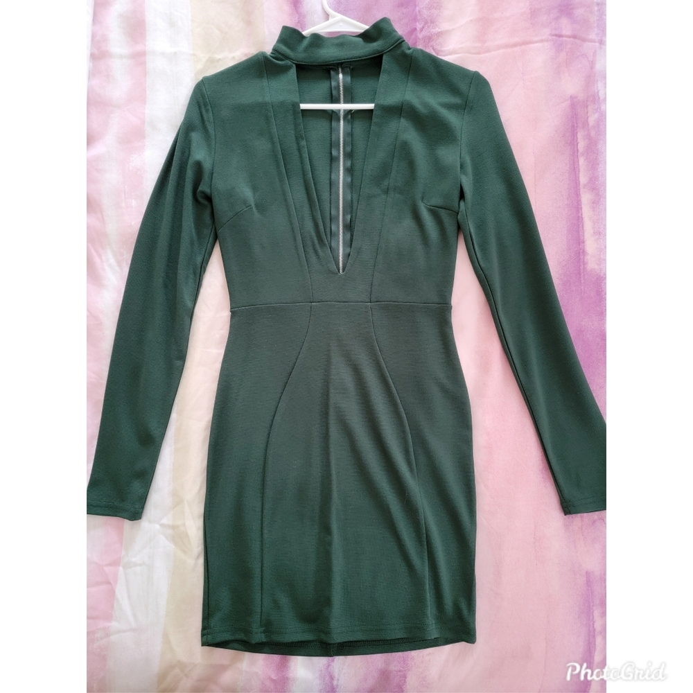 This beautiful dress grand with long sleeve and open front green